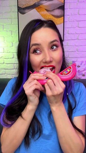 أحمر الشفاه اللذيذ: تجربة بعلكة صالحة للأكل! 💄😋