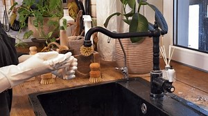 Vrouw verwijdert rubberen handschoenen na het: stockbeeldmateriaal en -video's (rechtenvrij) 3717336175 | Shutterstock