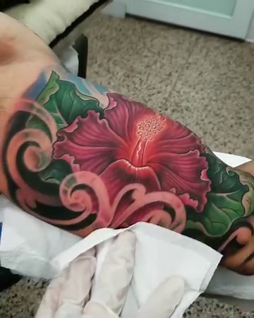 Glowing Maga Flower! This hibiscus is the national flower of Puerto Rico 🇵🇷🌺 Follow my Instagram @juan_salgado For my tattoo studio check out Color Conspiracy Tattoo Gallery www.thecolorconspiracy.com | Juan Salgado Art