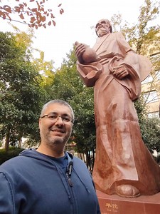 Diretamente da China, na cidade de Chengdu, capital da província de Sichuan, Dr. Reginaldo Filho trás um pouco das inspirações que é possível encontrar no 1º Hospital Afiliado a Universidade de Medicina Chinesa de Chengdu e em seus arredores. O local também faz parte do roteiro para a Viagem de Estudos à China da Faculdade EBRAMEC, Grupo de Maio de 2025. Regis chega à China, mais uma em 2024, com uma agenda de compromissos importantes para a promoção da Medicina Chinesa, representação do Brasil 