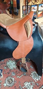 In this video I show you how you can adapt a Ghost treeless saddle to suit a downhill built horse. | Holistic Equine Saddlery & Tack