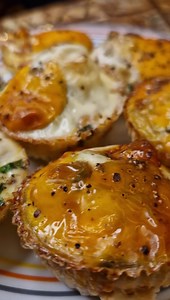 33K views · 1.3K reactions | Mic dejun rapid si delicios! Omleta/oua (in functie de cum decideti sa le puneti) in forma de briose! Reteta completa o puteti gasi pe Vlogul meu de pe Youtube: https://youtu.be/lZCWYIPnPXw | Anna Lesko | Facebook