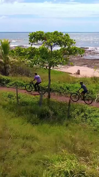 MTB Tips: Mountain Biking Styles Fat-tire biking: Picture the kind of bike you always wanted as a kid: one with giant tires that can roll through just about anything. Fat-tire bikes have tires that are at least 3.7 in. wide (and may be as wide as 5 in. or more). They offer excellent traction through snow and sand. Fat-tire biking is not limited to these conditions—some people also ride these bikes on trails. Fat-tire bikes can be a great choice for beginner mountain bikers because they are very 