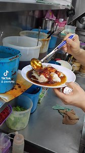 🥟 Xiao Long Bao Delight At Zhong Guo La Mian Xiao Long Bao 🥟 . If you're in the mood for some authentic Chinese cuisine, look no further than Zhong Guo La Mian Xiao Long Bao in Chinatown, Singapore 🇸🇬 . This Michelin-recommended hawker stall offers handmade xiao long bao that will blow your taste buds away. The moment you bite into the xiao long bao, you'll be greeted with a burst of flavour from the juicy meat filling. 🤤 . The handmade Xiao Long Bao was absolutely delicious - the meat fill