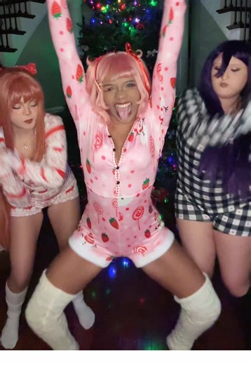 the way i have real content in my drafts and im giving u guys this anyway @kai @adri ♡ #ddlc #ddlccosplay #christmas #ddlcplus #xyzbca