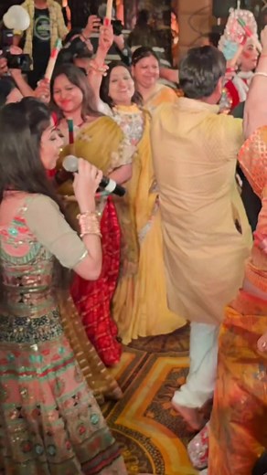 Aisi masti kahan milegi? Bas Radha naam me ❤️🥹🙌🏻 For bookings, Call us - 7861011119 #radhekrishna #keshav #vrindavan #devotion #prem #anand #masti #divine #love #singer #dhvaniarora | Dhvani Arora