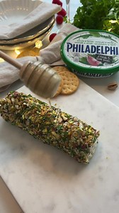 9.9K views · 1.4K reactions | Gör enkelt denna lyxiga färskostrulle till julens ostbricka 燎 #philadelphiasverige #philadelphiaost #philly | Philadelphia Sverige | Facebook