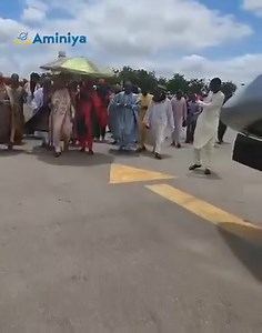 Kali yadda al'ummar Nijar suka tarbi Sakri Muhammadu Sanusi II a ziyarar da ya kai domin tattaunawa da masu juyi mulkin kasar domin samun mafita. Video: Aminiya | ATP Hausa