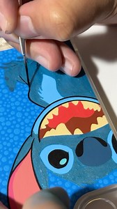 40K views · 1.7K reactions | Cambiar los hábitos nos ayuda a estar más centrados y felices, se los prometo. ✨﫶 Aún faltó ponerle la resina pero quería mostrarles cómo brilla ✨﫶 me encantó ✨ . . . . . . . . . #stitch #megusta #disney #disneyland #liloandstitch #artesanal #arte #viral #tupropcase #meencanta #artemexicano #brillo #metalico #artist #artista #pintadoamano #pinturas | Tupropcase | Facebook