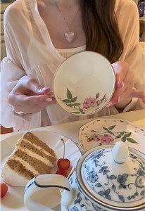 雨の日お家カフェ：TWG紅茶とハートのピンクのセルフ戴冠式