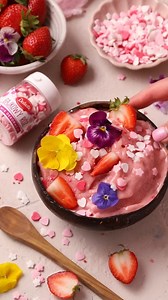 ❤️Lody truskawkowe dla mamy - najprostszy i najpiękniejszy deser🥰🍰 https://delektujemy.pl/przepisy/prosty-przepis-na-lody-truskawkowe-nice-cream/ Chcesz zrobić Mamie przyjemność w dniu jej święta? Przygotuj te proste w wykonaniu domowe lody🍨 Zmiksuj ze sobą 3 składniki, przełóż do miseczki i udekoruj piękną posypką, owocami oraz kwiatami🌼🌸🌺 Efekt? Gwarantowany zachwyt i szeroki uśmiech na twarzy mamy🥰 Miłego świętowania! 🍓🥳🤩 #dzienmamy #dzienmatki #nicecream #domowelody #prostelody #lo