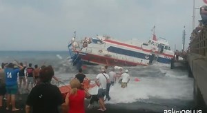 Le immagini dell'aliscafo semiaffondato a Stromboli