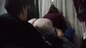 Me follo a mi cuñada en el sillón mientras mi mujer descansa en su cuarto