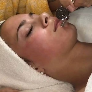 The Oxygen Facial🌬➡️➡️➡️#swipeleft •Intraceuticals is a total skincare philosophy based on the concept that skin hydration is critical for vital, healthy looking skin. Intraceuticals recongnised that dehydration is a major cause of fine lines, wrinkles and skin aging, and that Hyaluronics help to elevate the hydration of the skin. Based on cutting edge research, Intraceuticals developed their patented 3 Step Hyaluronic Layering. This forms the basis of the revolutionary Intraceuticals Treatment