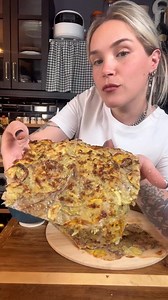 SCARPACCIA ( ou vieille godasse si tu pref ) Pour une grande tarte dans la gueule - Pécho 3 courgettes, un oignon rouge et découpe de fines rondelles à la mandoline. Ça coute 10 balles une mandoline commence pas. - Sale les généreusement et laisse les dans un coin avec un poids sur le tronche pendant une petite heure. - Prépare la sauce pendant ce temps là au lieu de chialer. SI TU FAIS LA SAUCE. - Monte au batteur ( ou à la main si t’as de meilleurs avant bras que moi ) 10cl de crème liquide en