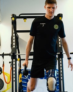 𝐌𝐚𝐭𝐡𝐢𝐞𝐮 𝐰𝐞𝐫𝐤𝐭 𝐯𝐨𝐥𝐨𝐩 𝐚𝐚𝐧 𝐳𝐢𝐣𝐧 𝐡𝐞𝐫𝐬𝐭𝐞𝐥 Begin december ging Mathieu in Sofia door zijn knie. Onder begeleiding van onze huiskine Kine Delrue is de receptie-hoek ondertussen aan zijn revalidatie gestart. 💪 En geblesseerd of niet, hij blijft zijn maats steunen, ook morgen tegen Lissabon. 💚🖤 Nog geen ticket? https://app.twizzit.com/go/lissabon #comebackstronger | Decospan Volley Team Menen