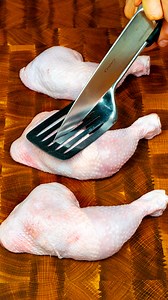 347K views · 3.4K reactions | De un an nu mai merg la KFC! Pulpe crocante in doar cateva minute Ingrediente: pulpe de pui: 6 buc bere: 500 ml făină: 500 g amidon: 100 g boia de ardei dulce: 10 g oregano: 5 g sare: 5 g ouă: 2 buc apă: 700 ml | Savuros.TV | Facebook