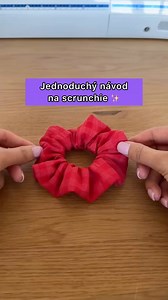 Dokonalý scrunchie za pár minut? Ano! ✨ 🧶Podívejte se, jak snadno si můžete vytvořit vlastní stylovou gumičku – ideální doplněk do vlasů i jako milý DIY dárek. Rychlý postup, minimum materiálu a výsledek, který vás potěší Na profilu drawplanetcz najdete spoustu podobných tipů, šicích triků a kreativní inspirace ✂️✨ 📍 Děkujeme šikovné švadlence @tammy.handmade za krásný nápad! 🧵 | Draw Planet