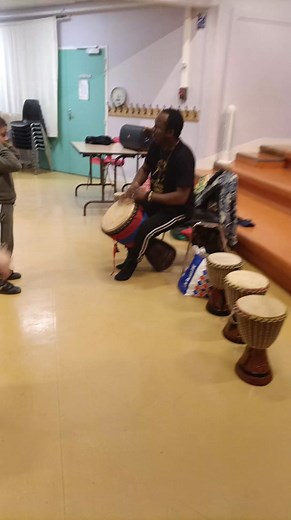 #centresocioculturelvaugirard Initiation danse africaine et percussions pour les enfants de micro-crèche Les p'tits soleils et l'accueil de loisirs avec Arnoud Samba Noura Asso Cie Noura 🪘🎶 | Équipements socioculturels de Châteauroux