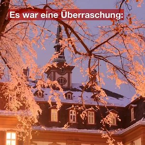 Frankfurt sucht die Glocke! Im Zuge der Renovierungen des Höchster Bolongaro-Palastes ist aufgefallen, dass es oben im Uhrtürmchen einst eine Glocke gab, diese aber seit 1941 weg ist. Groß sind die Chancen nicht, aber wer weiß, wenn alle mitmachen und teilen, vielleicht lässt sie sich irgendwo in der Republik aufspüren … | FRANKFURT.de