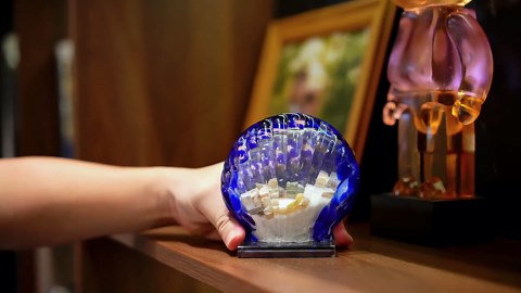 QFkris 4.5'' Blown Glass Scallop Shaped Sand Globe Art Decor, Nautical Sand Filled Glass Shell, Seashells Beach Paperweight for Gift