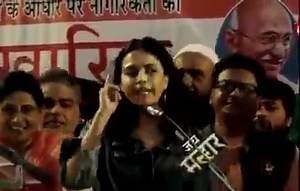 Actress Swara Bhaskar during Protests against the #CAA #NRC Raises slogans of #HallaBol #Aazadi ; Emphasizes on Peaceful and Non-violent protests against the Bill! | Ab Hoga Nyay - अब होगा न्याय