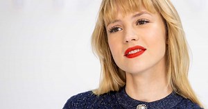 PHOTO Angèle : adieu le blond et la frange, la chanteuse se métamorphose avec un nouveau style capillaire