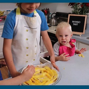 185K views · 21K reactions | Little chefs make mango tart‍‍‍ Instagram: www.instagram.com/littlevegancooks Ingredients crust: 1 cup oats 1 cup pitted dates 1 cup almond flour Filling 1 cup soaked cashews 1/4 cup maple syrup 1/3 cup almond milk 1 tbsp vanilla Toppings 3 sliced ripe mango Enjoy! | CookingwithSammy | Facebook