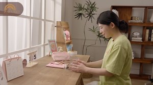 Acrylic Clear Piggy Bank, Shatterproof Transparent Money Box for Coins & Cash, Visual Savings Jar for Kids & Adults, Unopenable Design (Pink, Small)