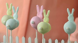 We’re hopping all over these ridiculously cute Bunny Bottom Pops from My Cupcake Addiction and Ashley Adams. Find out how to create the perfect Easter dessert and share a little sweetness with your family. | Nestle Toll House