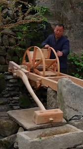 Suction spring water to stimulate the wheel, how to do it like a manual watermill. To create it requires experience | Bryan Riley