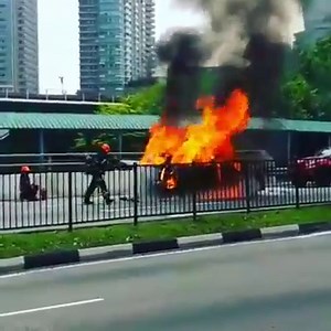 Taxi explodes near Buona Vista MRT: "It sounded like thunder. I thought it was a bomb and went into hiding," one eyewitness told TODAY. This video, being circulated online and on WhatsApp, showed the moment the taxi exploded. Read more: bit.ly/2qhq7Yi | TODAY
