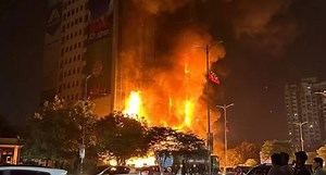 Massive fire destroys Dozens of Shops at Karachi’s Glass Tower