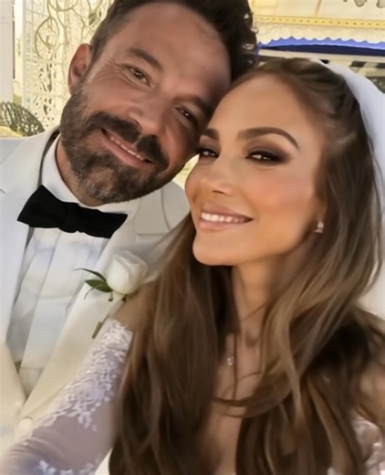 “Fans bekritiseerden Jennifer vanwege haar ‘ongepaste’ outfit” 🤔🧐 Jennifer Lopez en Ben Affleck zagen er gelukkig uit op hun jubileum, maar fans waren niet onder de indruk: haar witte mini-jurk was niet in de smaak gevallen. Wat vind jij ervan? Bekijk de foto's in de reacties 👇 | Het is interessant