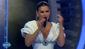 Leonora Jakupi ndez skenën e BBVK-së, performon hitin e saj më të ri