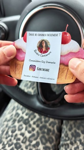 En 2026, laisser une simple carte de visite… ça ne suffit plus. Pour se faire remarquer, il faut sortir du lot. La prospection, ce n’est pas juste se présenter. C’est créer un petit moment qui fait sourire et qu’on n’oublie pas. ✨ Un peu d’originalité ✨ Une touche de gourmandise ✨ Et surtout… quelque chose qui donne envie de vous recontacter. Parce qu’au fond, on se souvient toujours de ce qui est différent. #marketing #prospection #entrepreneuse #gourmandise #cantacake
