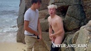 他把我的硬鸡巴放在沙滩上