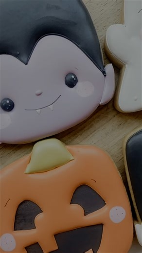 🎃👻 Have you checked out our Online Halloween Cookie Decorating Class for Beginners? If you’ve been struggling with drawing on cookies, mixing the right icing colors, or nailing royal icing consistency, this class was made for you! ✨ No fancy tools, no overwhelming supply list — just the essentials you can grab from our website. 🙌 Say goodbye to hours of endless scrolling and YouTube rabbit holes. With this class, you’ll start your holiday cookie decorating confidently and stress-free. 🧡 👉 C