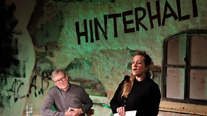 Die Welt – ein Kasperltheater? Claus Steigenberger und Caro Hetényi präsentieren „BavariLarifari“