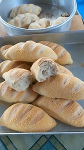 Frances bread 1/2 kilo recipe, sabay naluto sa oven at sa kawali mga ka baker. Ingredients 2-1/2 cup bread flour 1 cup 3rd class flour 1/2 cup sugar 2 tsp yeast 1 tsp salt 1 tbsp powder milk 1 tsp vanilla 1/4 cup margarine 1 cup water Oven-- temp 200°c bake 15 to 20 minutes. Kawali --katamtaman haggang sa malakas na apoy 15 to 20 minutes. Mga ka baker maraming salamat sa inyong supporta Godbless sa ating lahat mga ka baker 🙏 🙏 🙏 ♥️ ♥️ ♥️ | Nilson Sumalinog