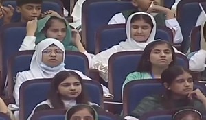 The Reaction of a little girl. Us jee us! | Silliness