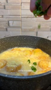 Hujan terus akhir2 ini.. ga pagi ga siang ga malam hawanya senduu.. jangan mie rebus terus yaa cobain bikin ini deh pengganti mie rebus yang tentu lebih sehat dan bikin comfort 😊 #resepsimpel #penggantimirebus #tofurecipes #eggdrop | Ceritaabunda