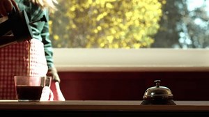 Café-Theke mit Kellnerin, die Kaffee in: Stockvideos & Filmmaterial (100 % lizenzfrei) 3518041947 | Shutterstock