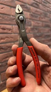When the pry bar is no longer an option – grab the KNIPEX TwinGrip front and side grip pliers 82 01 150! You’ve probably been there: you want to remove nails from a board or beam, but the head is broken off. A pry bar or claw hammer won’t help anymore. So what now? Easy – grab the TwinGrip! Here’s why: ✅ The aggressive front jaws with durable teeth and high leverage at the tip let you grip and remove headless nails with ease ✅ Its compact design and slim rotation zone make it perfect for tight s