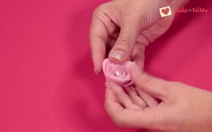 Veja como fazer uma linda flor de feltro para você usar nas aplicações do seu artesanato <3! Veja mais dicas práticas em: https://goo.gl/MPUdhh Já conferiu nosso Instagram? Corre lá e confira maravilhosas dicas para te inspirar: @revistaartesanato | Revista Artesanato