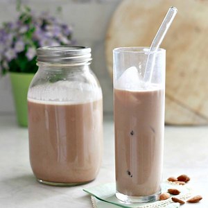Healthier Chocolate Almond Milk is SO easy to make at home! Have you tried it yet? FULL RECIPE: http://www.yummymummykitchen.com/2017/03/chocolate-almond-milk-recipe.html | Yummy Mummy Kitchen by Marina Delio