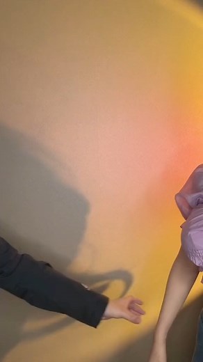 吃糖吐泡泡 on Instagram: "非礼勿视 #beautiful #girls #美女 #吃糖吐泡泡"