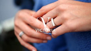 🌨WINTER VIBES🌨 Personnalisez votre look d'hiver avec notre parure délicate en acier & pierres colorées. http://bit.ly/parure-bonnie Maak je winteroutfit uniek met onze verfijnde set in staal & kleurstenen. http://bit.ly/bonnie-set | Victoria Jewelry Benelux