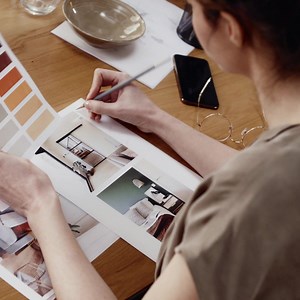 “I decided to leave my corporate job after 15 years to pursue my passion of interior design.” A lot of people think about changing careers into interior design because their current jobs don’t make them feel inspired and fulfilled anymore. But there’s so little useful information about how to do it, that they often feel lost and get discouraged. The truth is, you can start an interior design career… without even leaving your home! ✨ As long as you have a calling for making an impact on people’s 