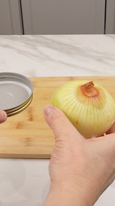 I take ONION and lid of the JAR #hacks #tips #hacksandtips #hacksoflife #kitchenhacks #lifestyle #lifehacks #tipsoftheday #EverydayEssentials | Thrift Haul Find & Share